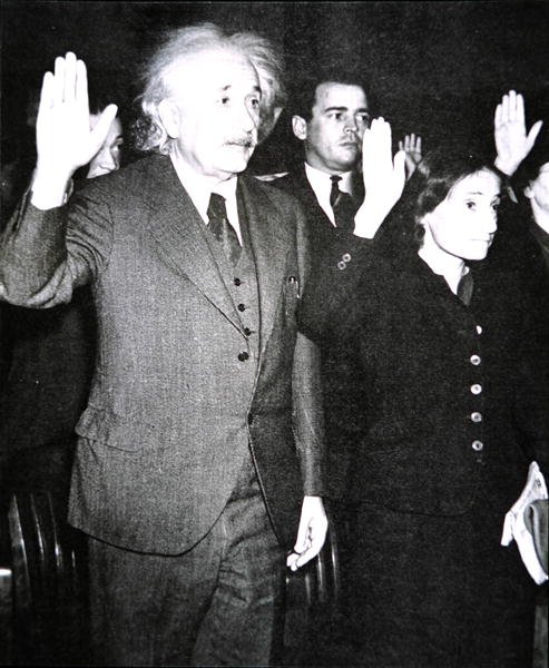 Albert Einstein avec sa belle-fille Margot prêtant serment de citoyenneté américaine, New Jersey - Unknown photographer
