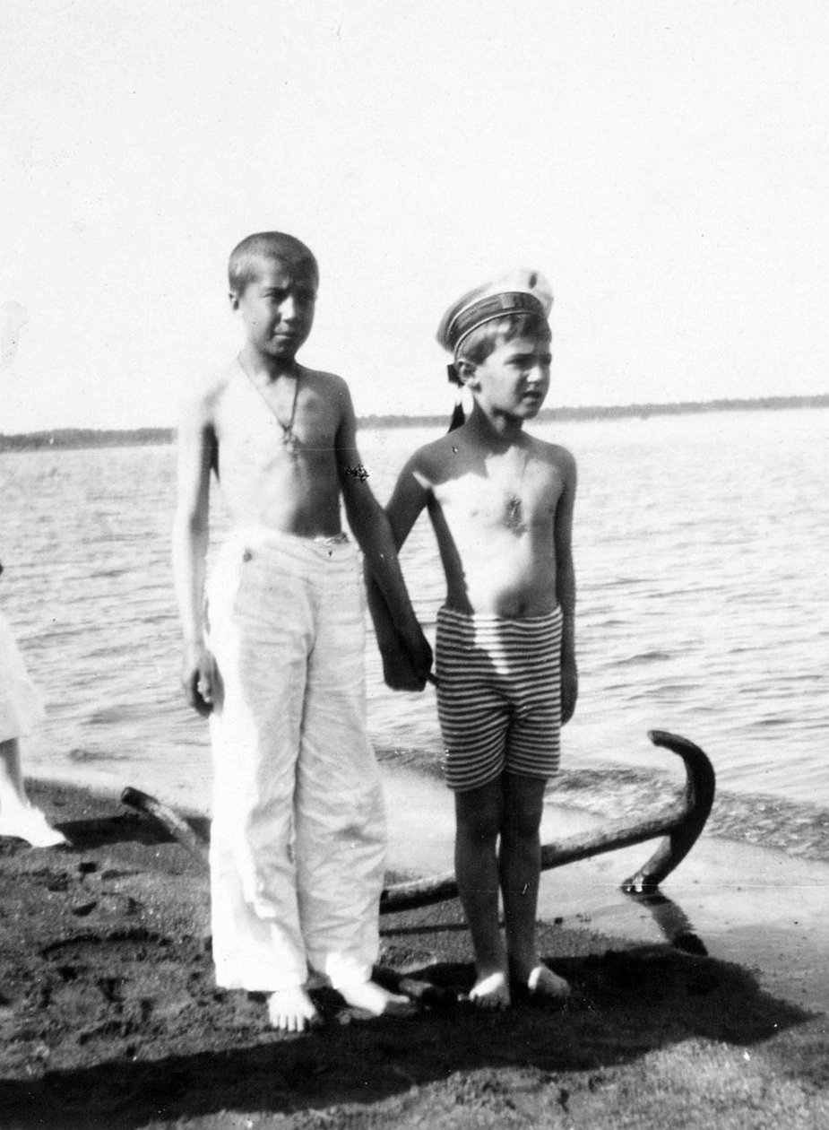 Alexei le Tsarévitch jouant sur la plage à Livadia en Crimée - Unknown photographer