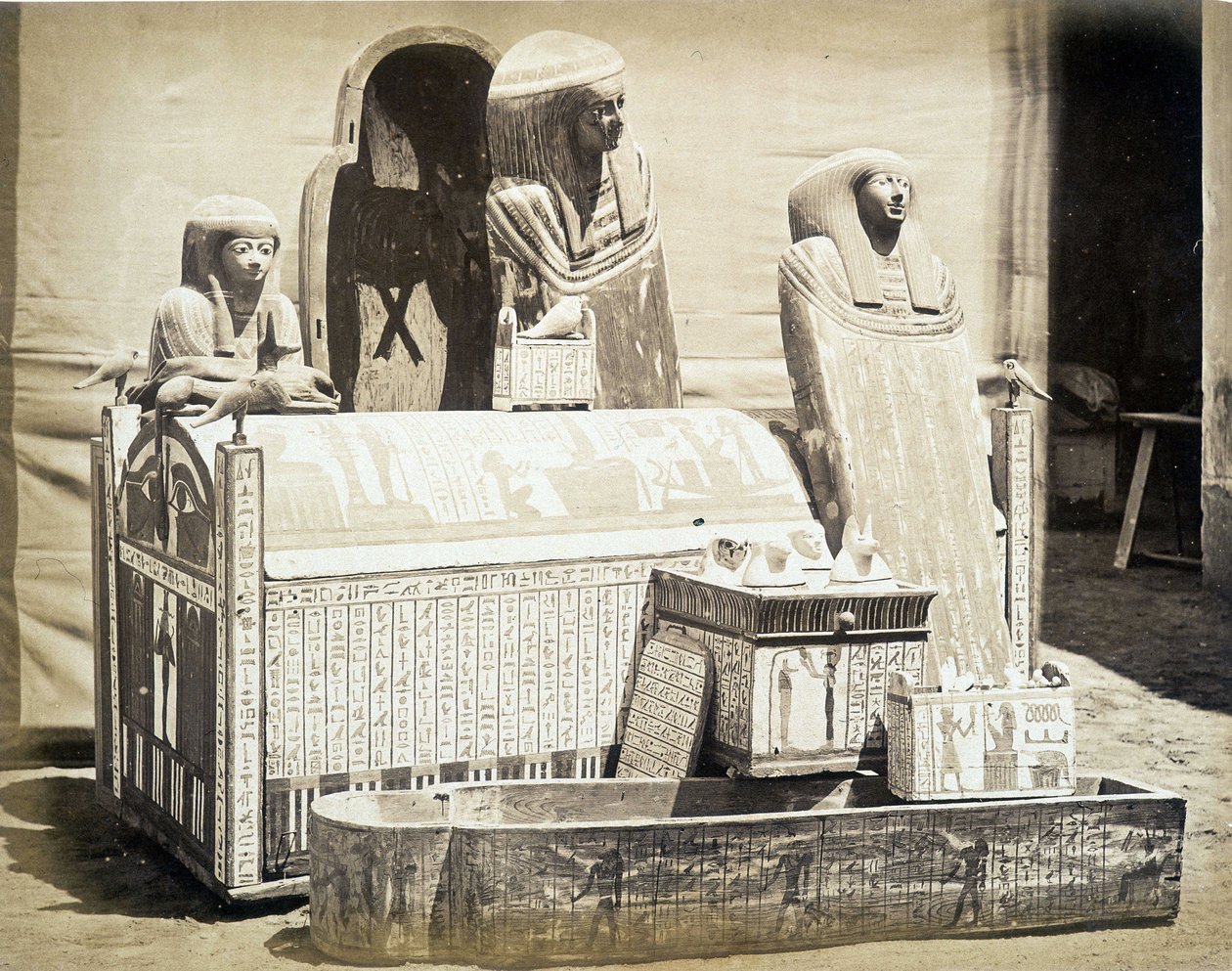 Statues archéologiques trouvées en Égypte - dans «Album photo du 1er Musée du Caire» fondé par Auguste Mariette Bey - Unknown photographer