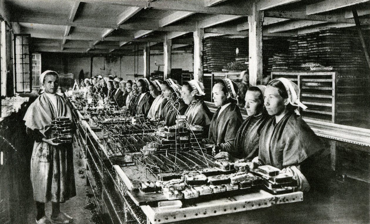 Mise en conserve de sardines, industrie de la sardine, Finistère, Bretagne (photo n/b) - Unknown photographer