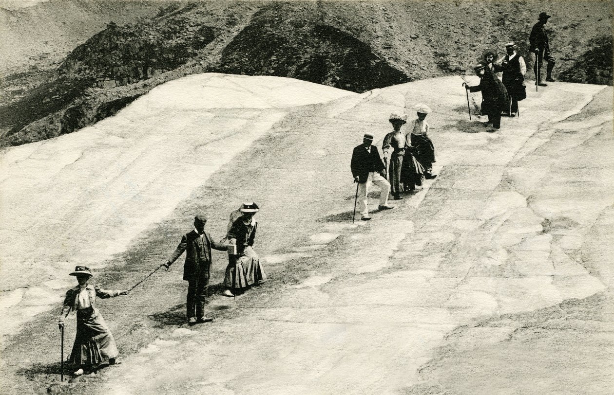 Chamonix (Haute-Savoie, Alpes) : traversée de la Mer de Glace par un groupe de touristes élégants avec leur guide savoyard - Unknown photographer