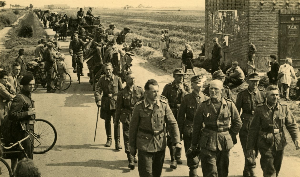 Départ du Herrenvolk, soldats allemands quittant les Pays-Bas, mai 1945 (photo n/b) - Unknown photographer