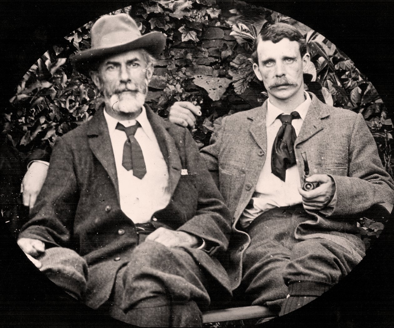 Edward Carpenter et son partenaire George Merrill, vers 1900 (photo n/b) - Unknown photographer