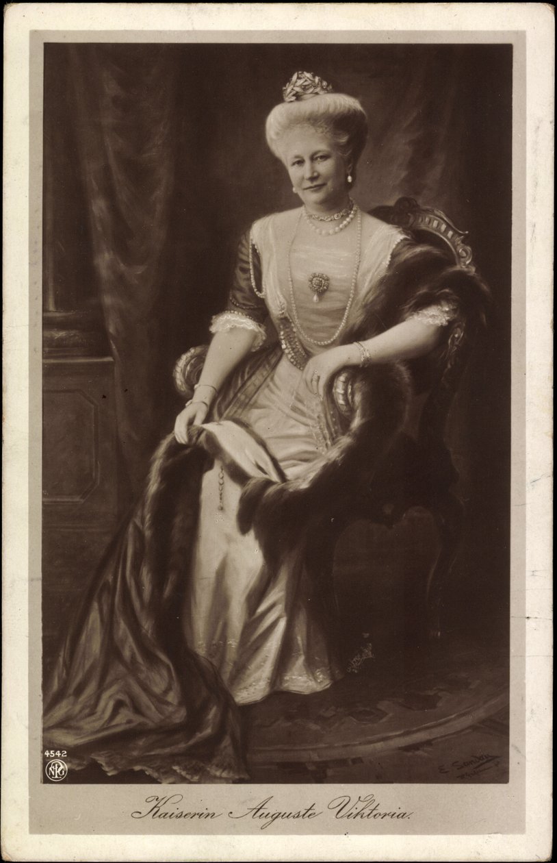 Impératrice Auguste Viktoria en couronne et fourrure - Unknown photographer