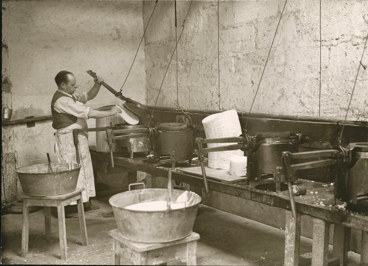 France, Centre, Indre-et-Loire (37), Tours : Laboratoire Metadier : un homme prépare les moules pour la fabrication des comprimés de Kalmine - Unknown photographer