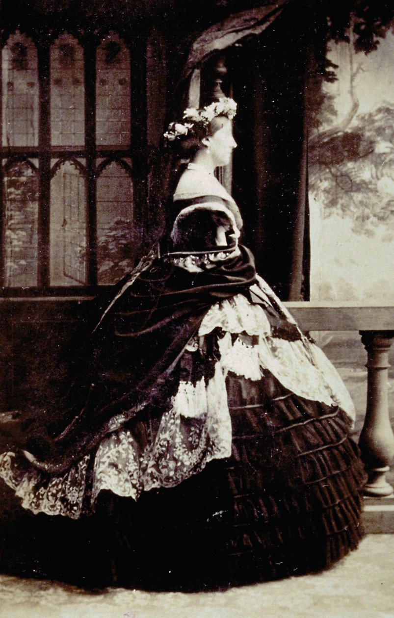 Portrait en pied de la duchesse de Manchester en robe de soirée - Unknown photographer