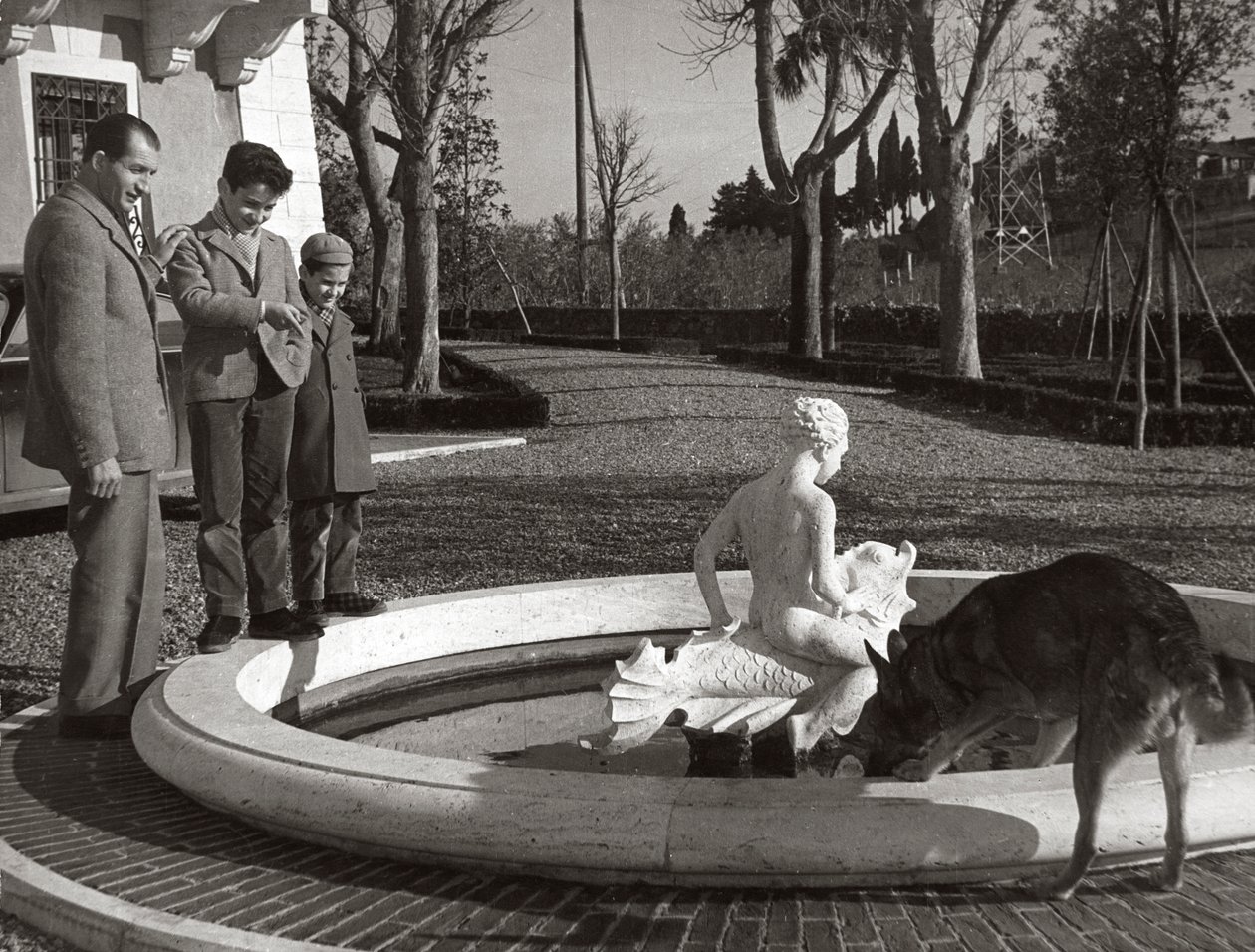 Gino Bartali avec deux enfants et un chien près d