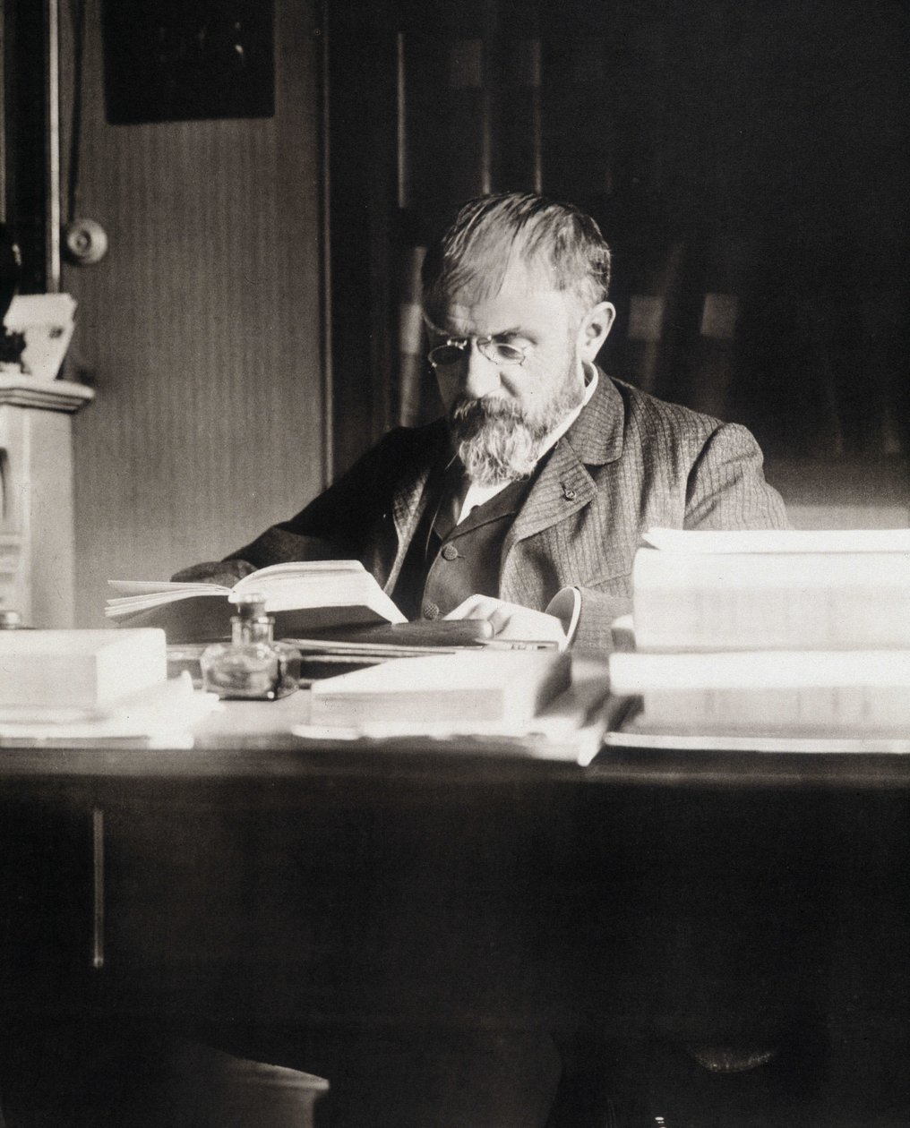 Henri Poincaré à sa table de travail - Bibl. de l