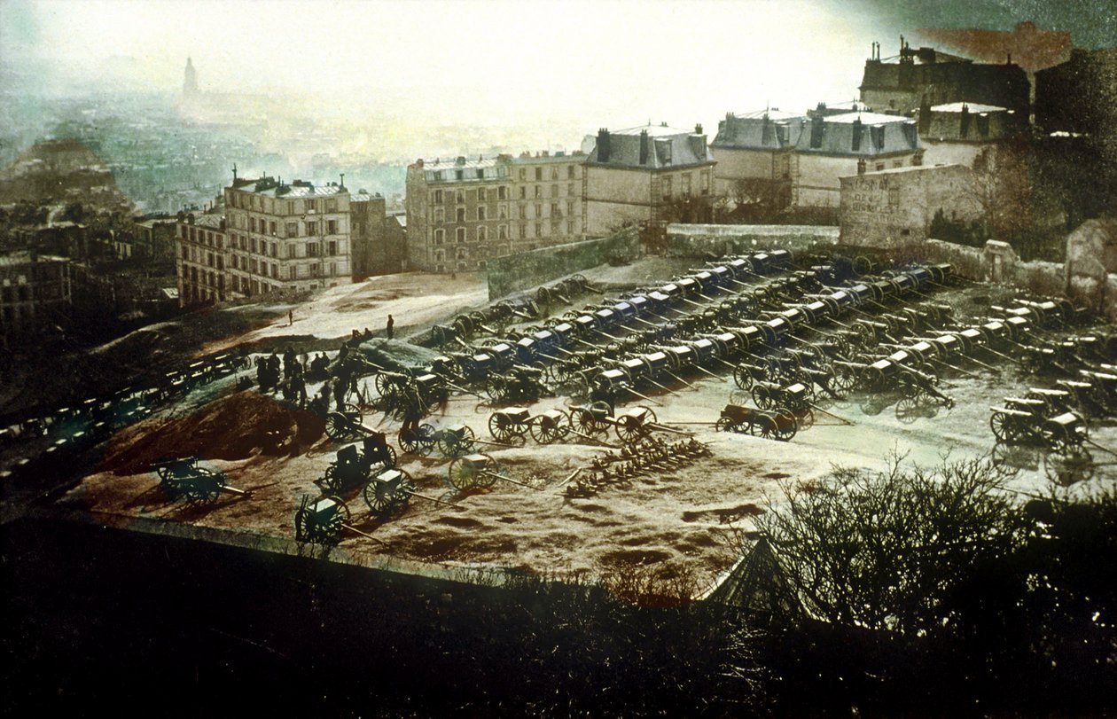 À Montmartre, les gros canons du gouvernement menaçant Paris, mars 18 - Unknown photographer
