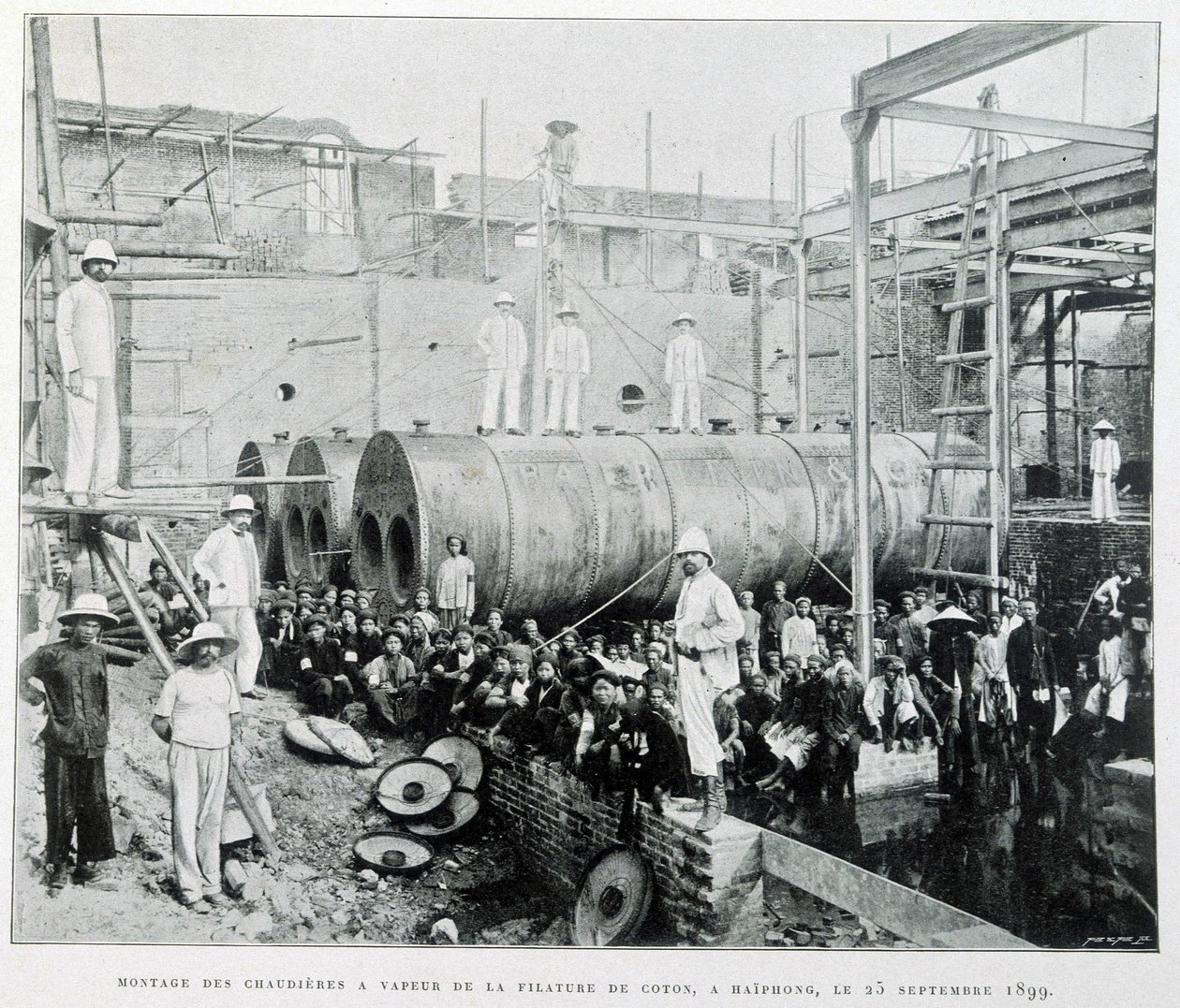 Installation des chaudières à vapeur de la filature de coton de Haiphong le 25/9/1899 - dans « Le Tonkin en 1900 » par Robert Dubois - Unknown photographer