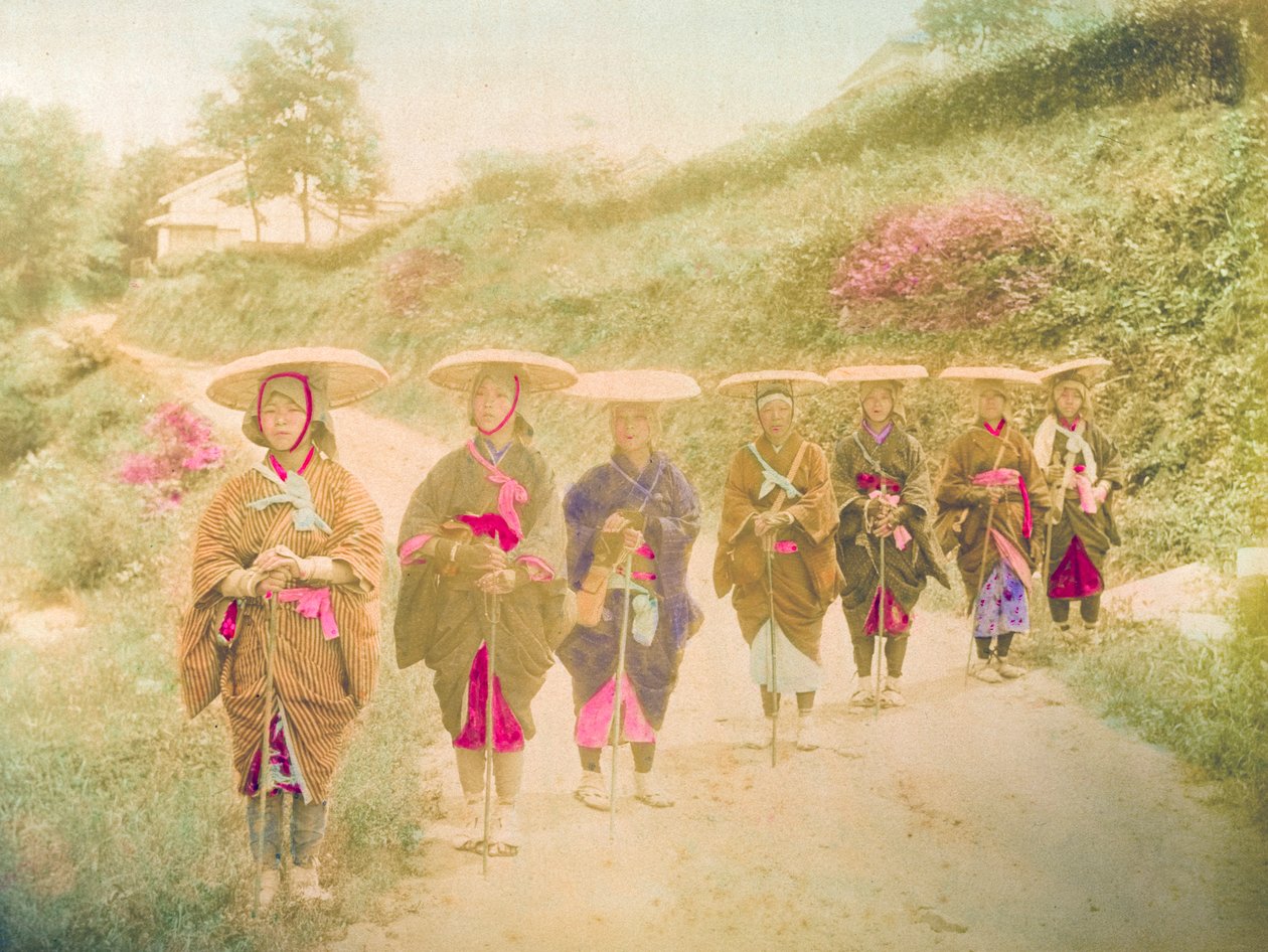 Femmes japonaises. Sept femmes japonaises debout en ligne sur une route rurale. Japon, vers 1910. - Unknown photographer