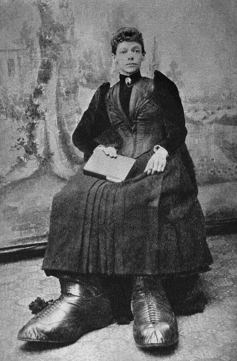 Les Monstres, Berthe aux grands pieds. Photographie, fin du XIXe siècle, Paris. Coll. Selva. - Unknown photographer