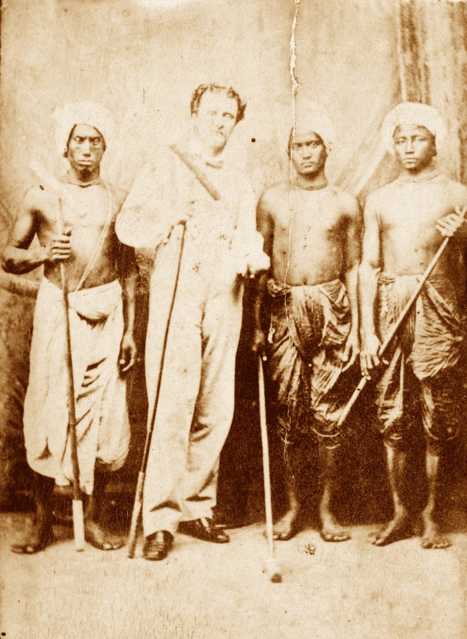 Lieutenant Joseph Sherer, assistant du surintendant de Cachar, avec ses porteurs, Manipur, vers 1861 - Unknown