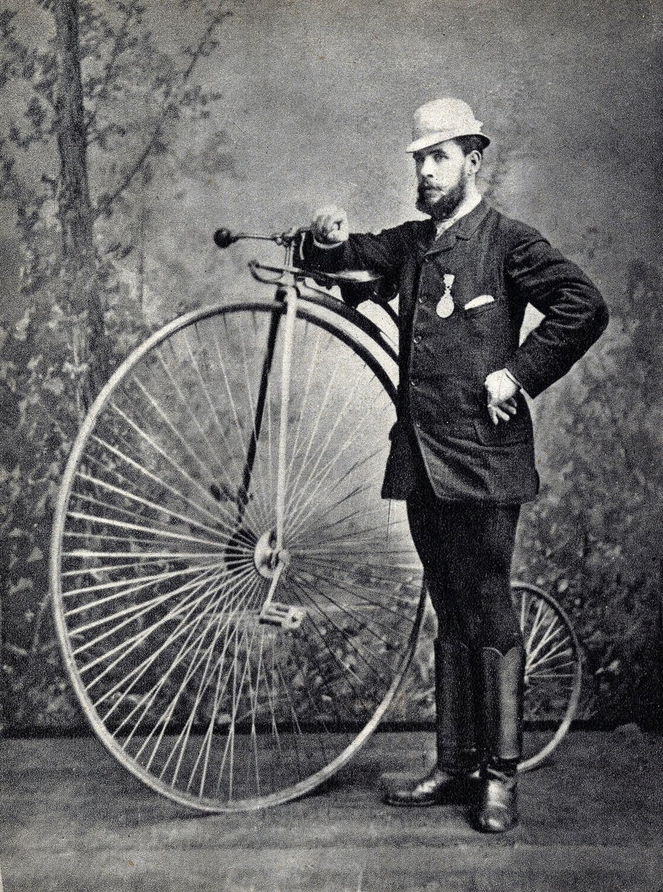 Homme posant avec le grand bi l ancetre du velocipede. Photographie fin XIXe siecle Paris. Coll. Selva
