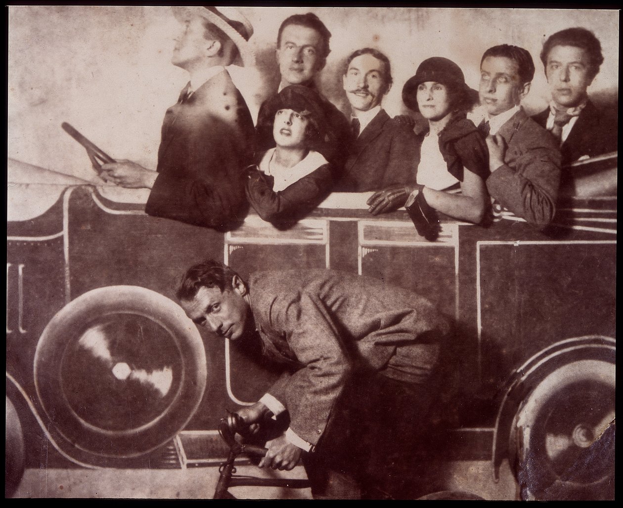 Max Morise, Simone Breton, Paul Eluard, Joseph Delteil, Gala Desnos, André Breton, et Max Ernst (à vélo), à la Foire de Montmartre - Unknown photographer
