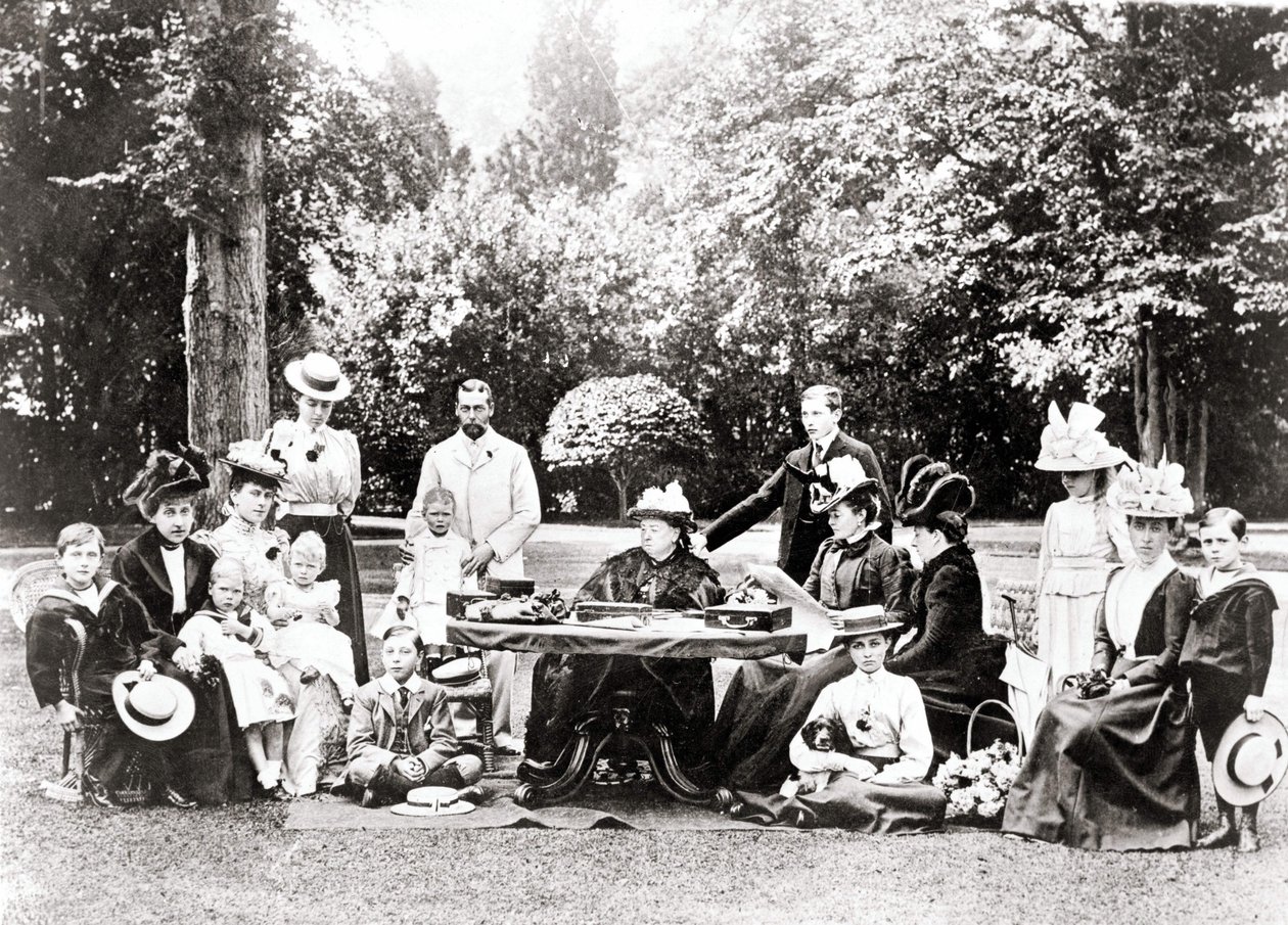 Membres de la famille royale britannique, y compris le roi George V, le roi Édouard VIII autour de la reine Victoria lors d