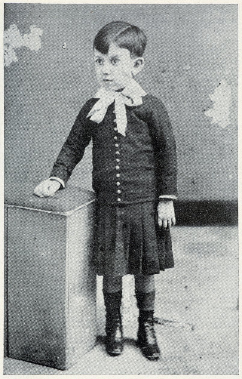 Pablo Picasso à 4 ans - dans « Picasso, documents iconographiques » par Sabartes - Unknown photographer