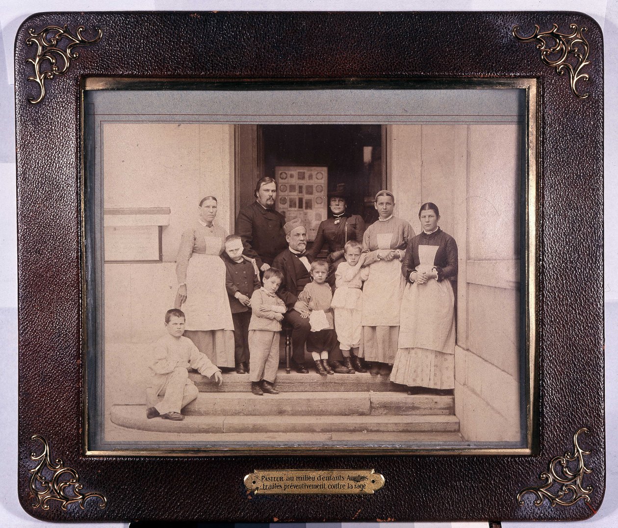 Pasteur parmi les enfants anglais traités préventivement contre la rage. Musée Pasteur. - Unknown photographer