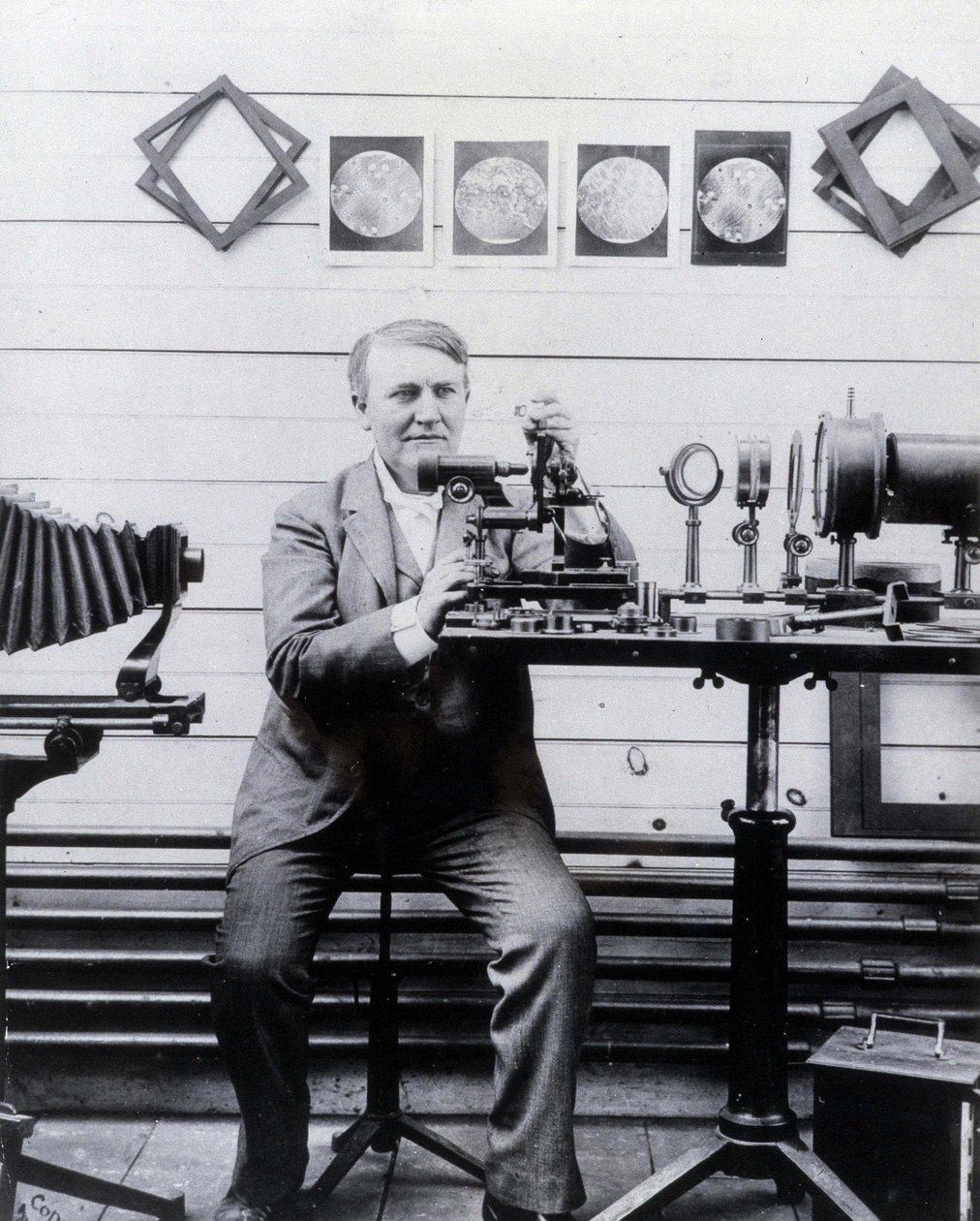 Photo de Thomas-Alwa Edison devant son phonographe - Unknown photographer