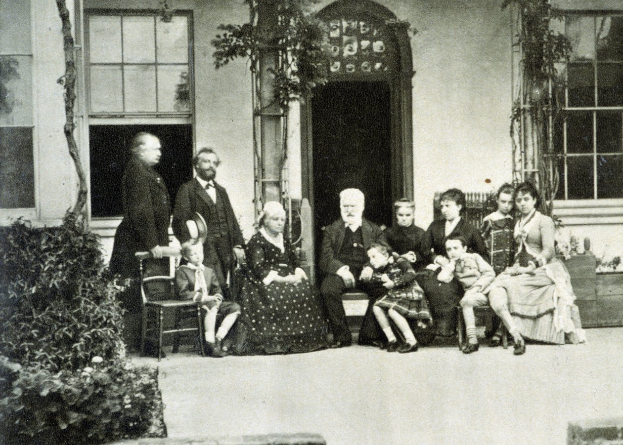 Portrait de Victor Hugo en exil à Guernesey en 1866 avec Juliette Drouet à sa droite - Unknown photographer