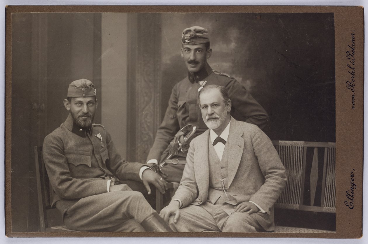 Sigmund Freud et ses fils, Ernst et Martin, portant des uniformes militaires, vers 1916 (photo n/b) - Unknown photographer