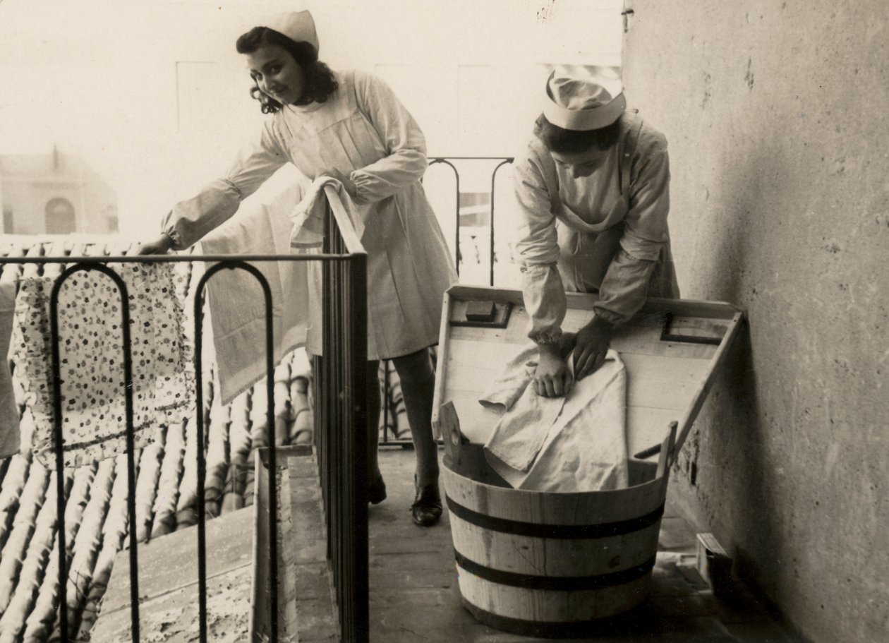 Des femmes occupées à la pratique du lavage à l