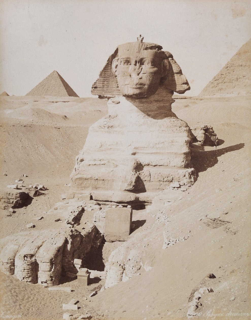 Le Sphinx et, en arrière-plan, la Grande Pyramide de Khéops. Le Caire, El Giza - Unknown photographer