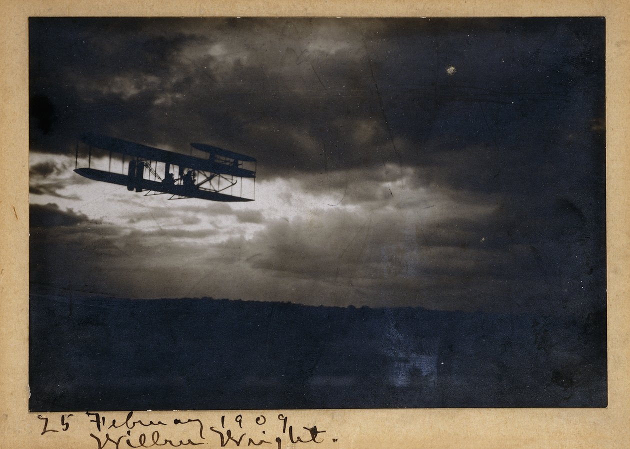 Wilbur Wright en vol, avec la signature autographe "Wilbur Wright" et la date "25 février 1909", vers 1909 (épreuve gélatino-argentique, sur montage, encre) - Unknown photographer