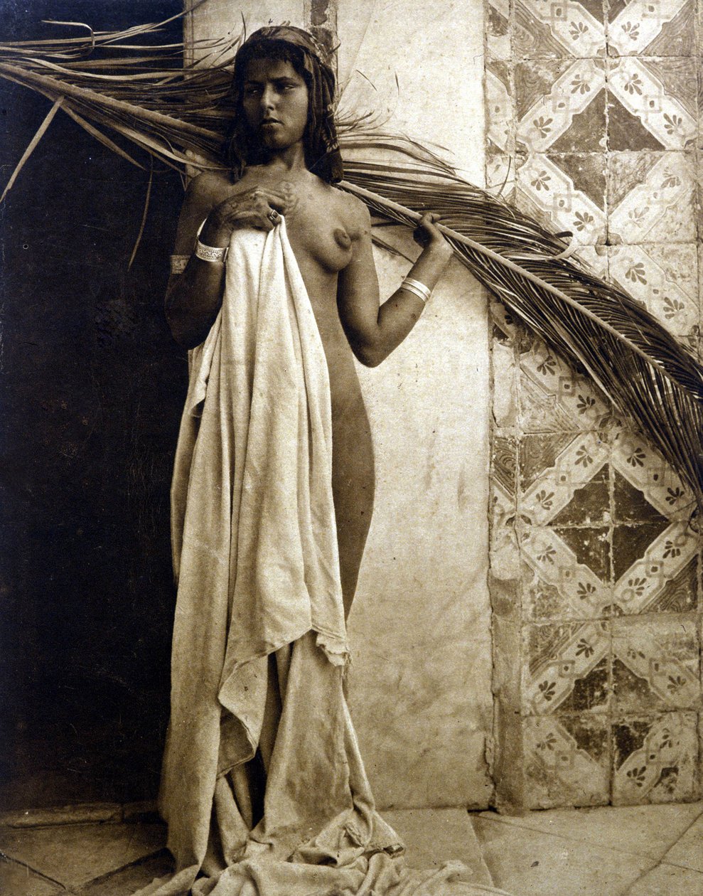 Jeune femme berbère posant nue. Photographie vers 1890 - Unknown photographer