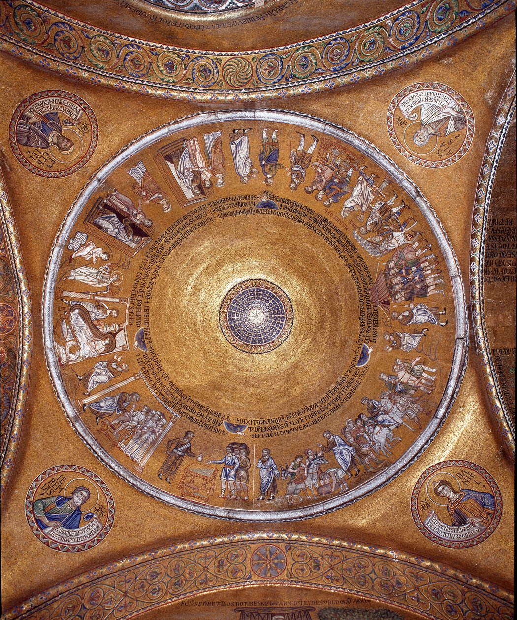 Vue du dôme avec des mosaïques sur fond doré (style roman et byzantin) illustrant la vie d
