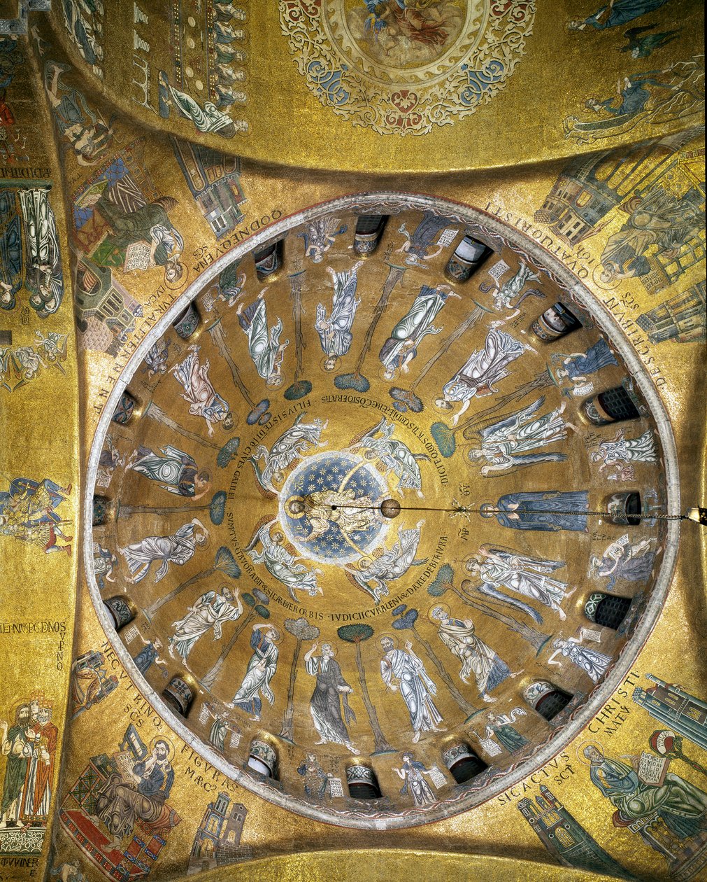 Vue du dôme avec des mosaïques sur fond doré illustrant l