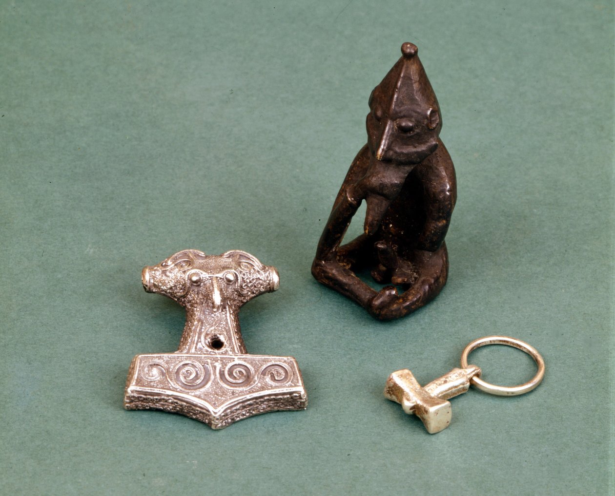 Amulettes des divinités vikings : au premier plan deux petits marteaux en argent symbolisant le dieu Thor. La statuette représente Freyr, dieu de la fertilité. Musée historique de Stockholm, Suède - Viking Viking