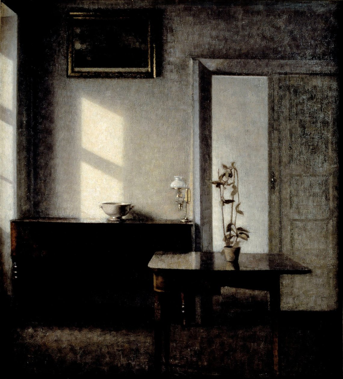 Intérieur avec plante en pot sur table à cartes - Vilhelm Hammershøi