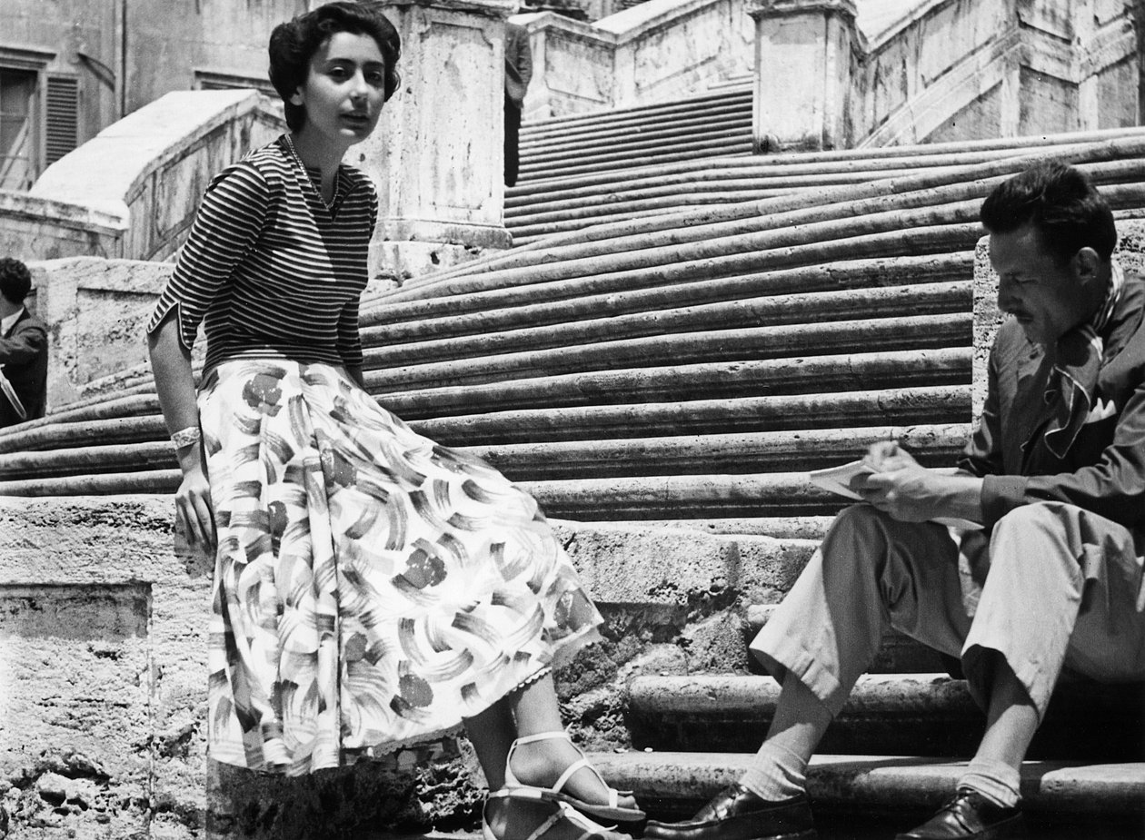 Une jeune femme et un homme se détendent sur la place d