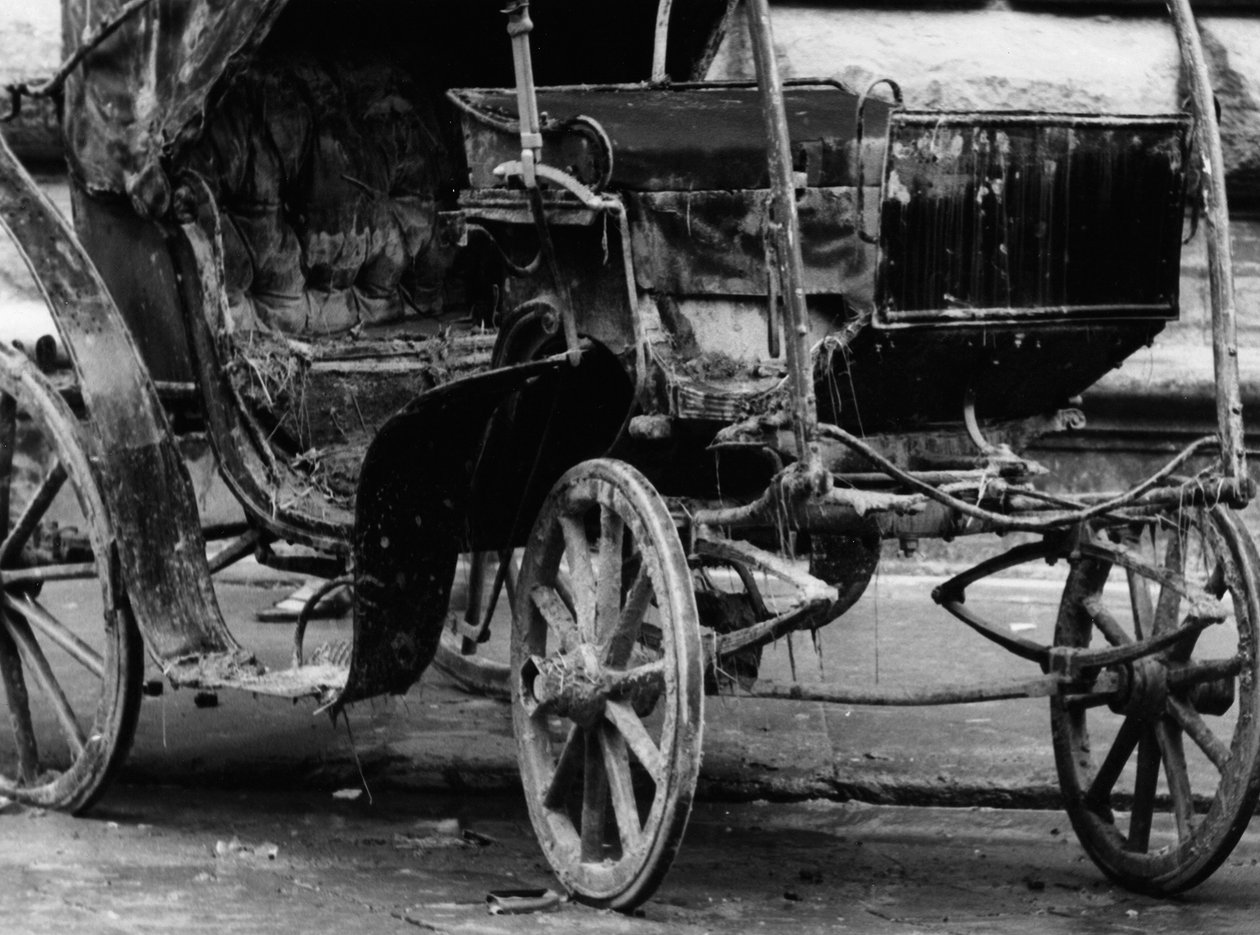 Voiture ruinée par la boue après l