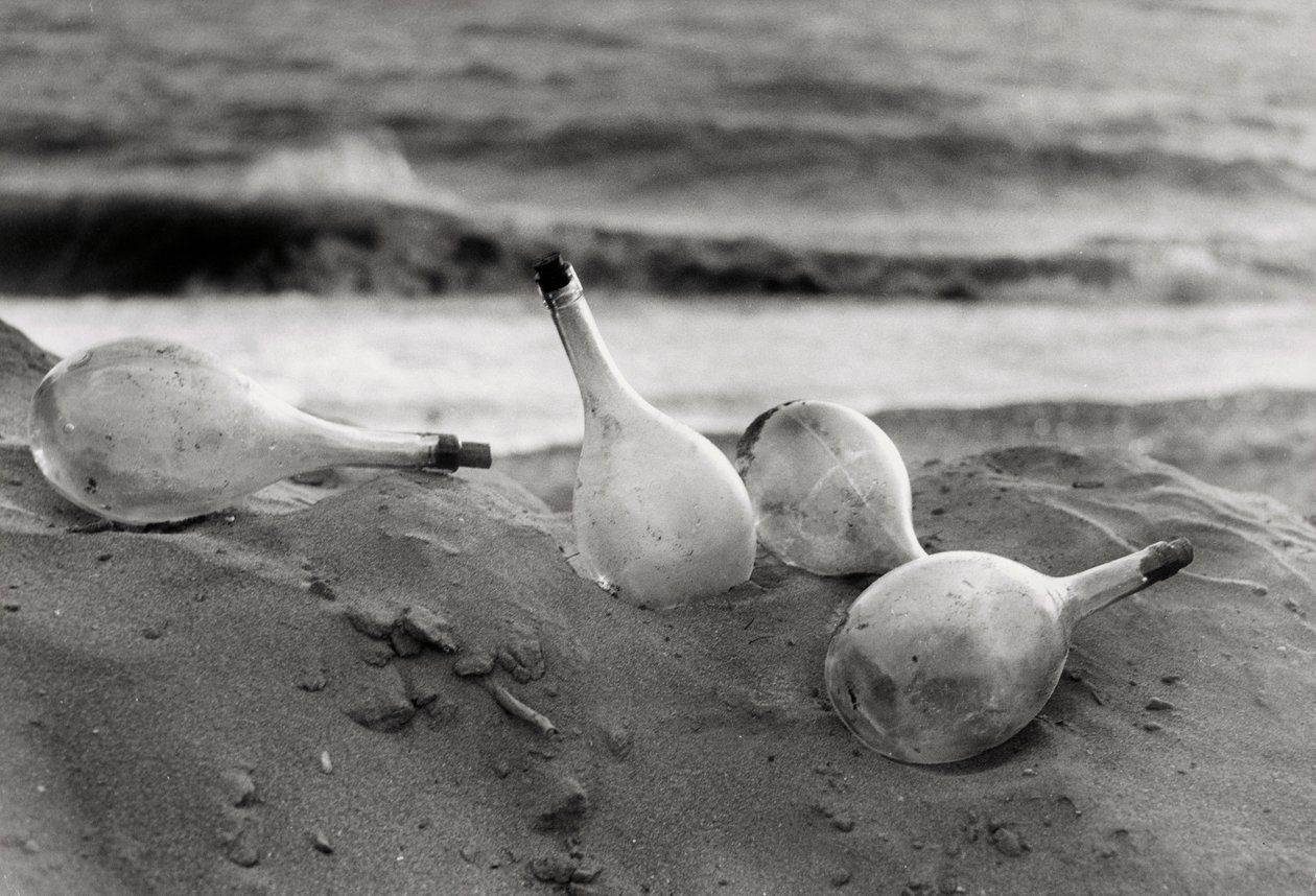 "Des flacons sur la plage - Vincenzo Balocchi