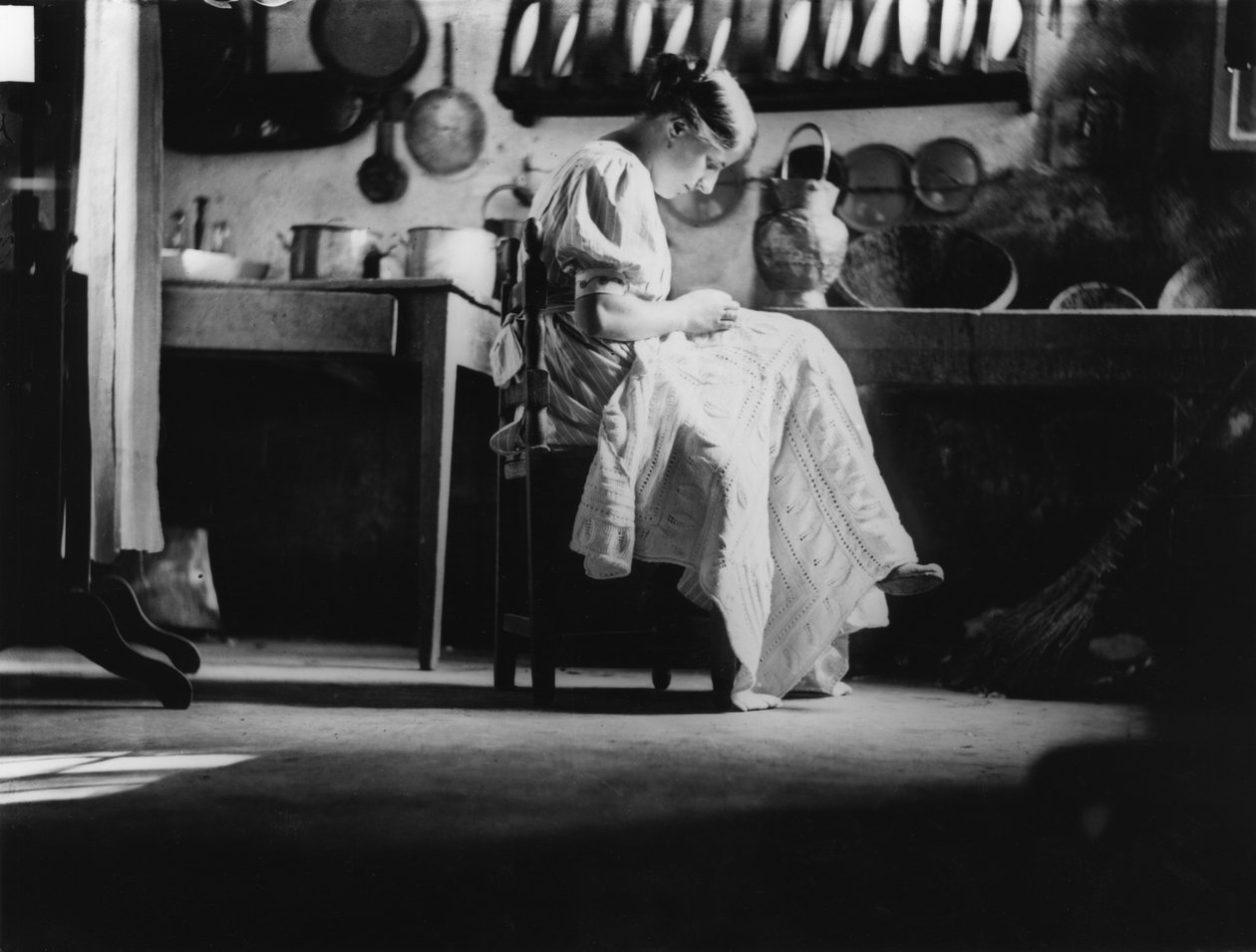 Jeune fille cousant du linge pour sa dot, vers 1916 (photo n/b) - Vincenzo Balocchi
