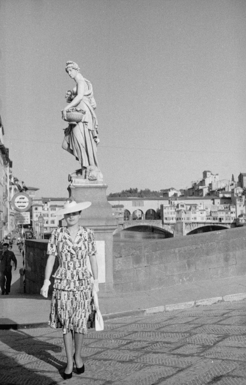 Modèle posant sur le pont Santa Trinita à Florence lors d