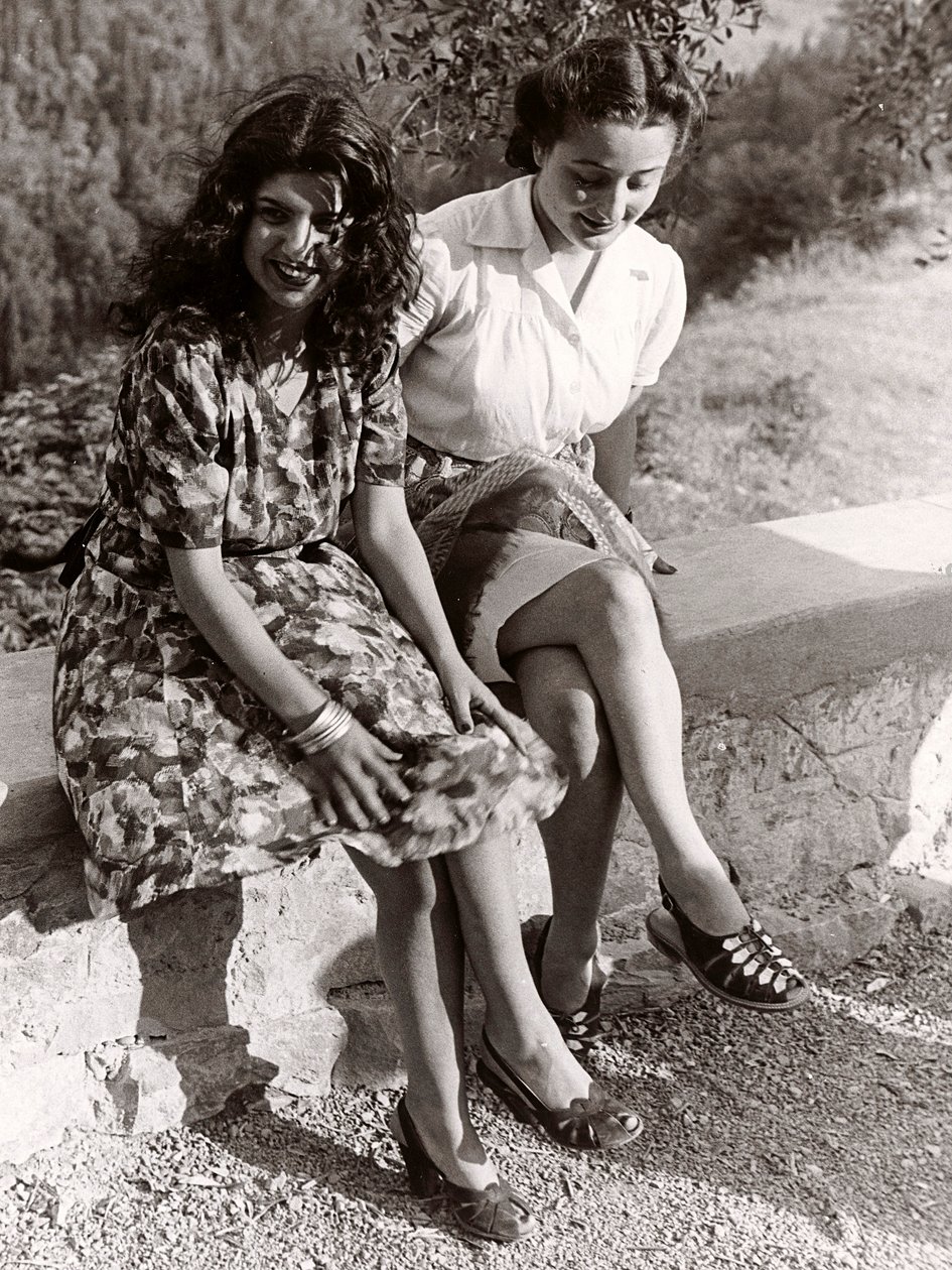 Deux jeunes filles assises sur un mur, Italie, vers 1940 (photo n/b) - Vincenzo Balocchi