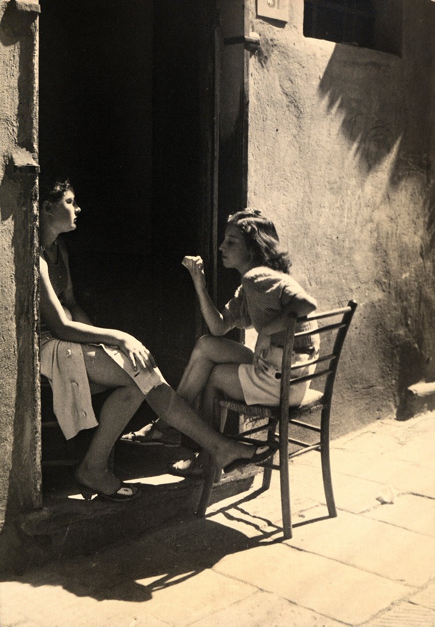 Deux jeunes filles assises sur le pas de la porte. Carte postale envoyée par le photographe à Vincenzo Balocchi - Vincenzo Balocchi