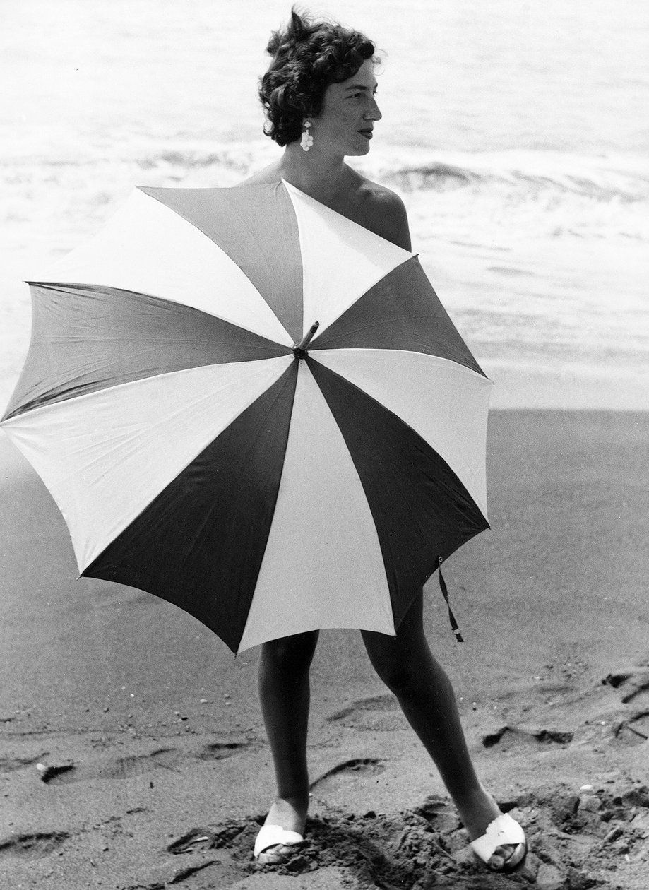Femme avec un parasol sur la plage, vers 1960 (photo n/b) - Vincenzo Balocchi