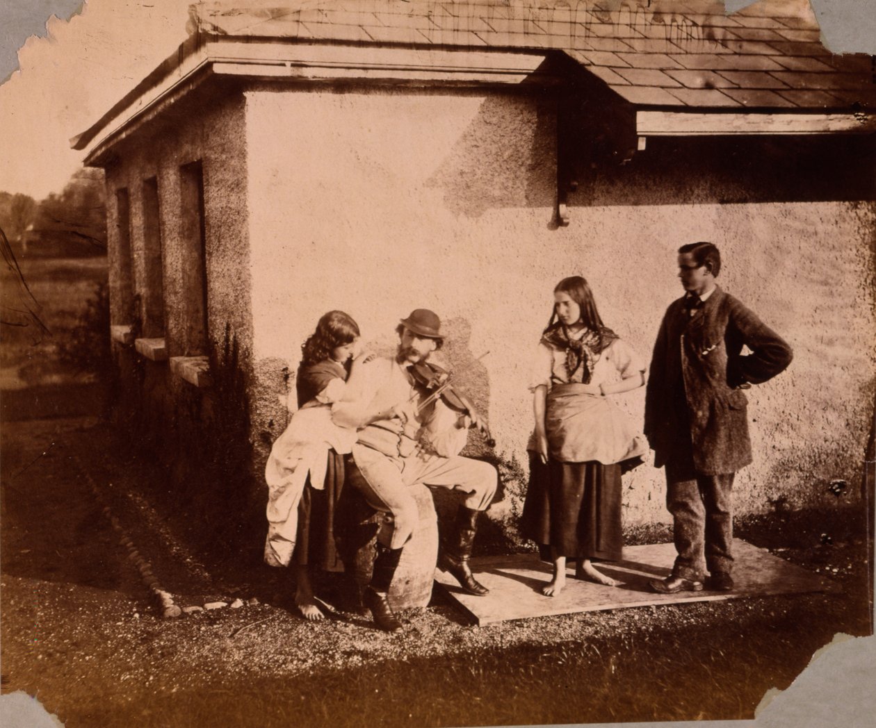 Des enfants écoutent un homme jouant du violon, c.1859-61 - Viscountess Hawarden