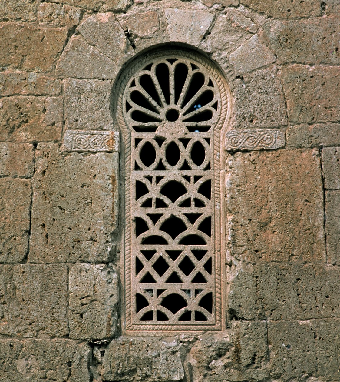 Fenêtre avec tracé, de la Basilique de San Juan Bautista, construite en 661 - Visigothic