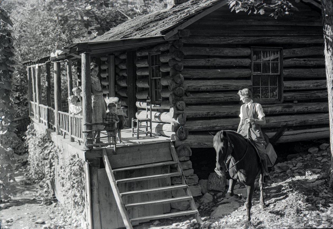 Femme, possible travailleuse de la santé, à cheval rendant visite à des voisins ou à la famille - Volkmar Wentzel