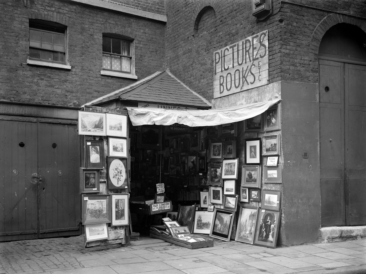 Images encadrées exposées devant une librairie et une boutique de photos d