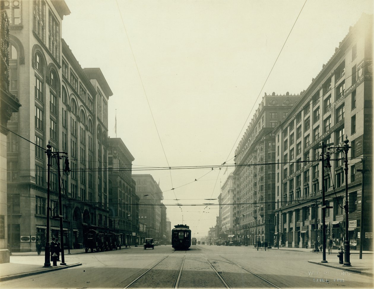 Twelfth Street et Washington Avenue vers le sud - W.C. Persons