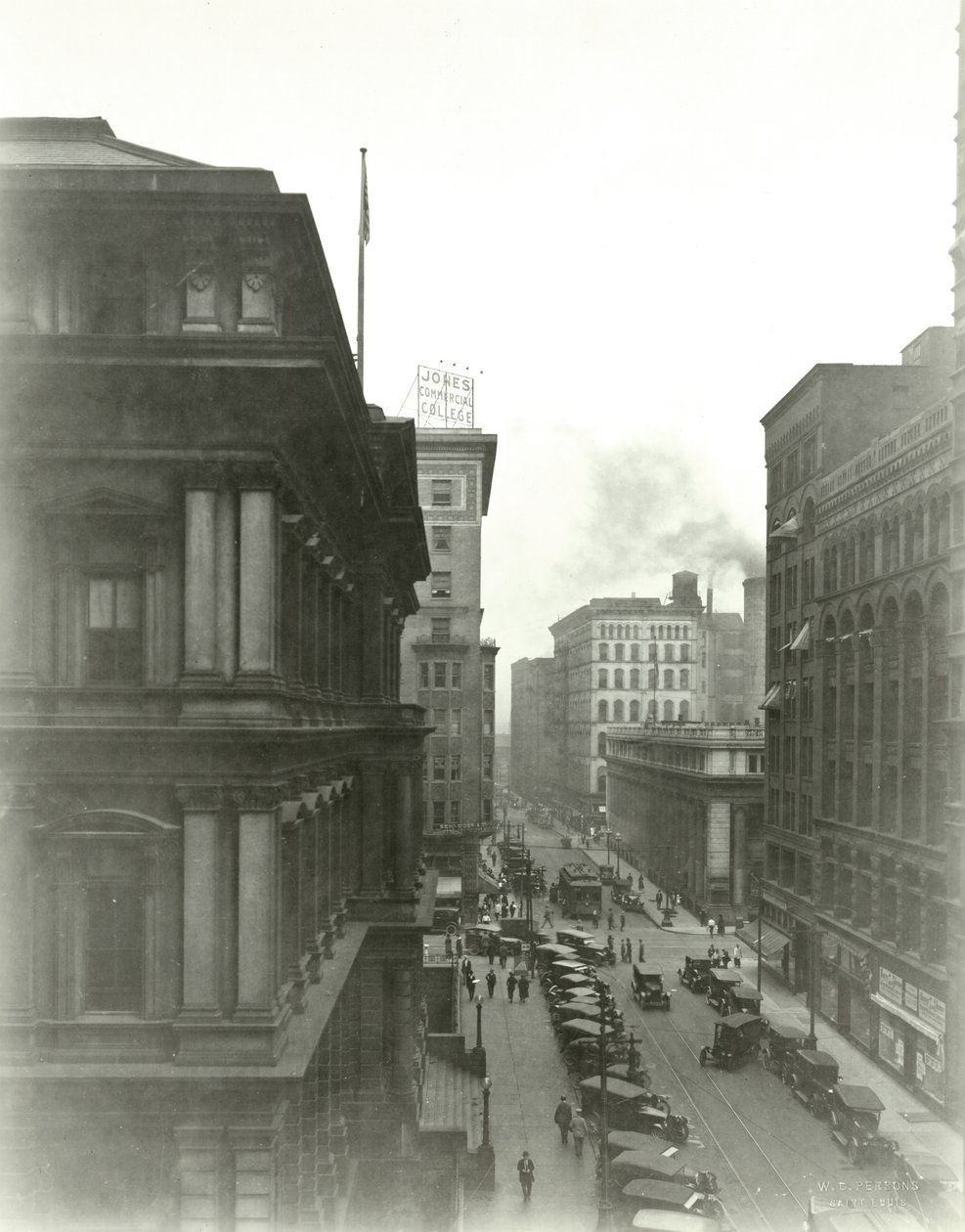 Vue vers le nord sur la Huitième Rue en direction de la Rue Locust - W.C. Persons