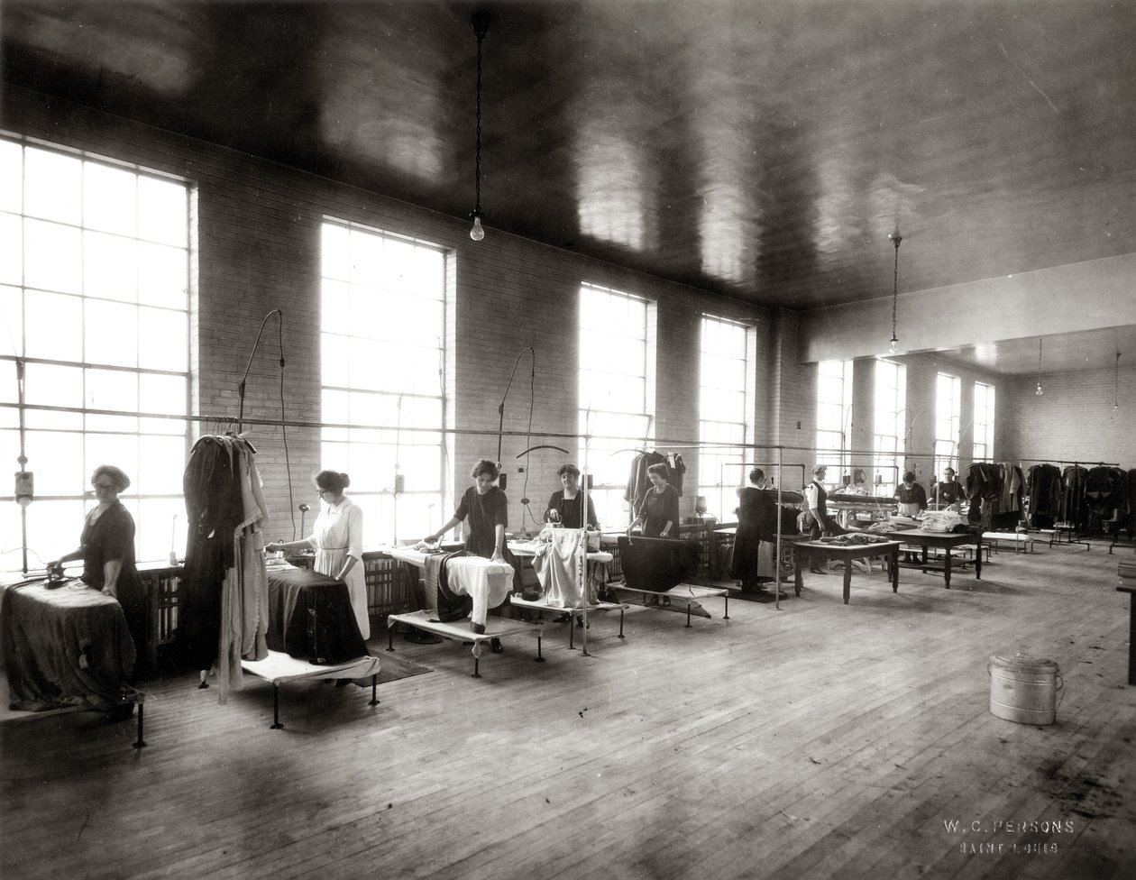 Femmes au travail dans le département de pressage de la société Lungstras Dyeing and Cleaning - W.C. Persons