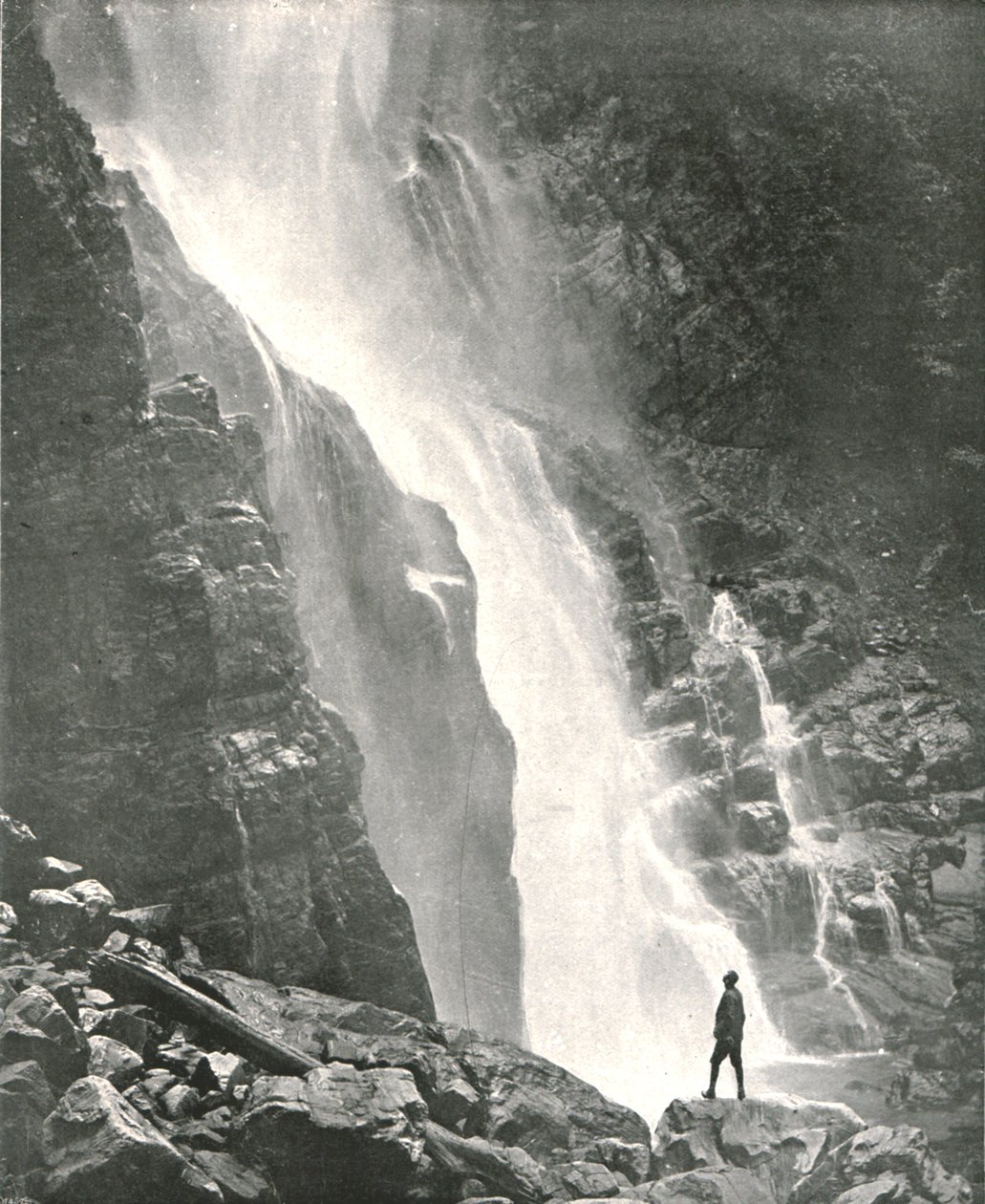 Une cascade dans le district des collines, Dehra Dun, Inde, 1895 - W and S Ltd