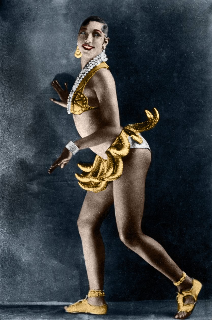 Josephine Baker (1906-1975) en 1925 dans la Revue Nègre au Théâtre des Champs-Élysées, avec sa ceinture de bananes. Photographie de Lucien Walery (1863-1935). - Walery